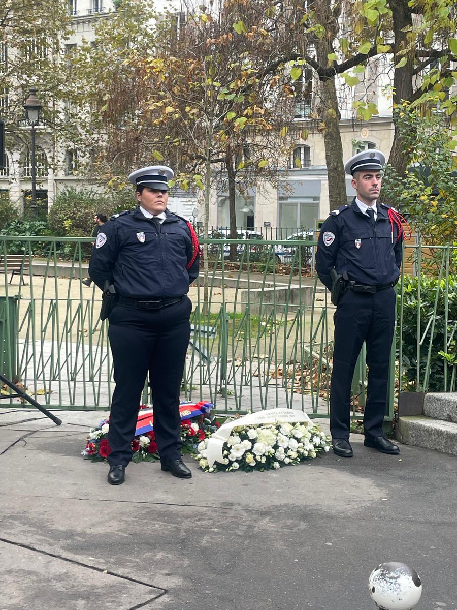 Commovente cerimonia in ricordo delle vittime degli attacchi terroristici che colpirono Parigi il #13novembre2015. Un pensiero alle vittime, alle loro famiglie e ai sopravvissuti di quella tragica giornata presenti alla cerimonia. #Bonnebière #Petitcambodge