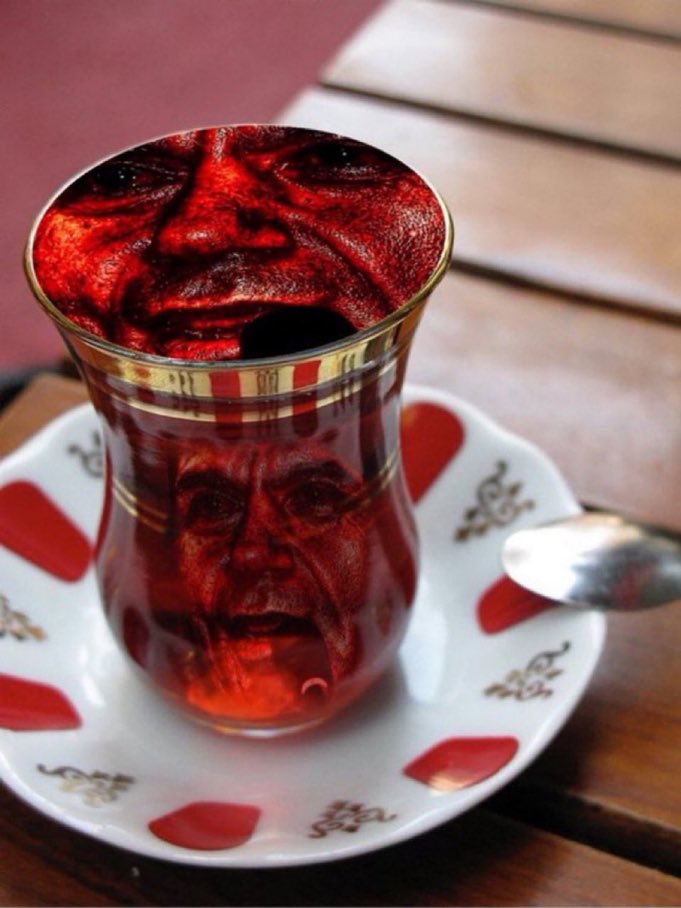 Maydonoz dönerde çay siparişi verdim, çayın içinden sinek çıktı. Allah sizi bildiği gibi yapsın.

Yeme yedirme.