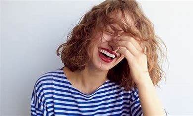 ohlafrenchie's tweet photo. Mot du jour (emotion) : 🇫🇷LE RIRE🇫🇷

🇫🇷 Expression de joie, souvent spontanée et communicative.
Le rire est universel et a des bienfaits pour la santé et le moral.

🇬🇧 Laughter – an expression of joy, often spontaneous and contagious.

🇧🇷 Riso – expressão de alegria, frequentemente espontânea e contagiante.

#LearnFrench #FrenchVocabulary #Rire #JoyOfLife