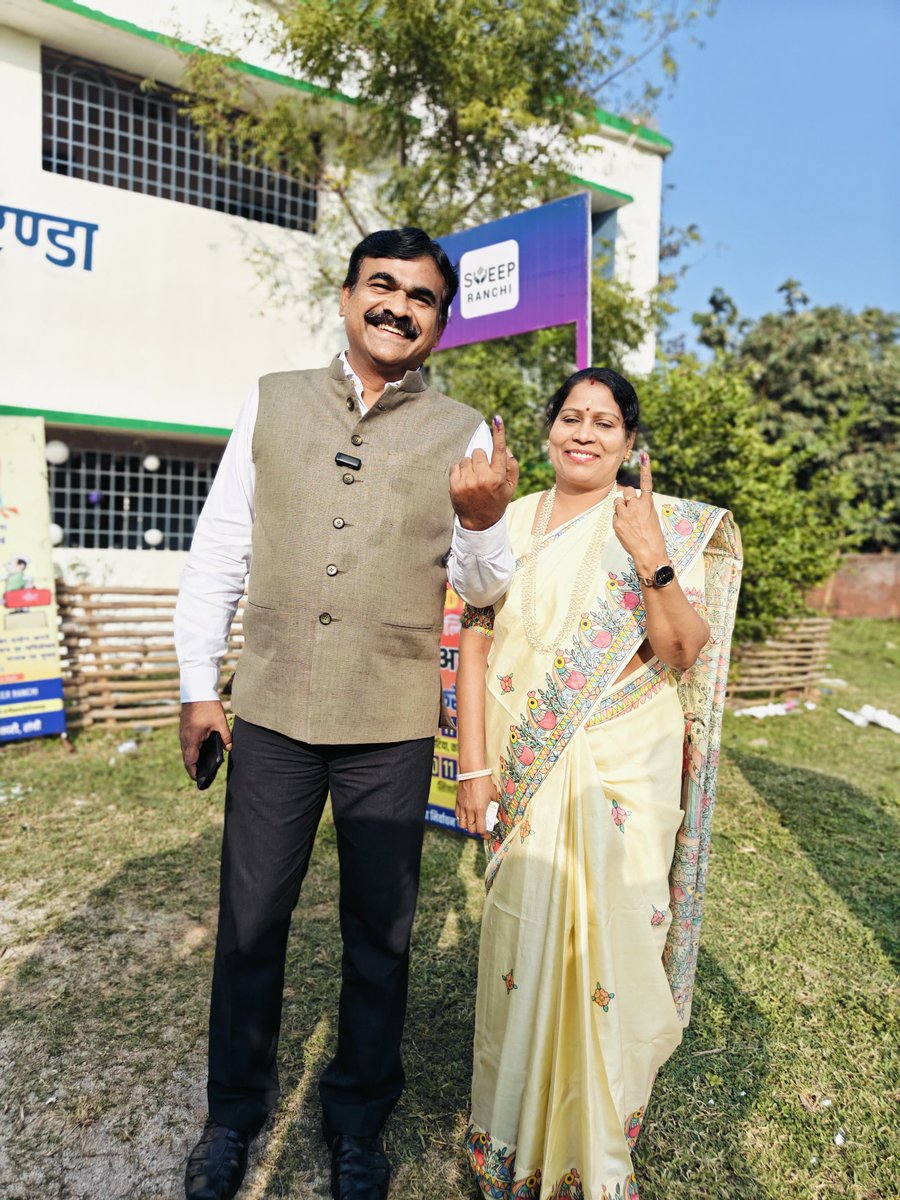 ceojharkhand's tweet image. मुख्य निर्वाचन पदाधिकारी के. रवि कुमार ने अपनी पत्नी के साथ राजकृत मॉडल उच्च विद्यालय डोरंडा, बूथ संख्या 374 में मतदान किया!
@ECISVEEP @SpokespersonECI
#VoteDeneChalo