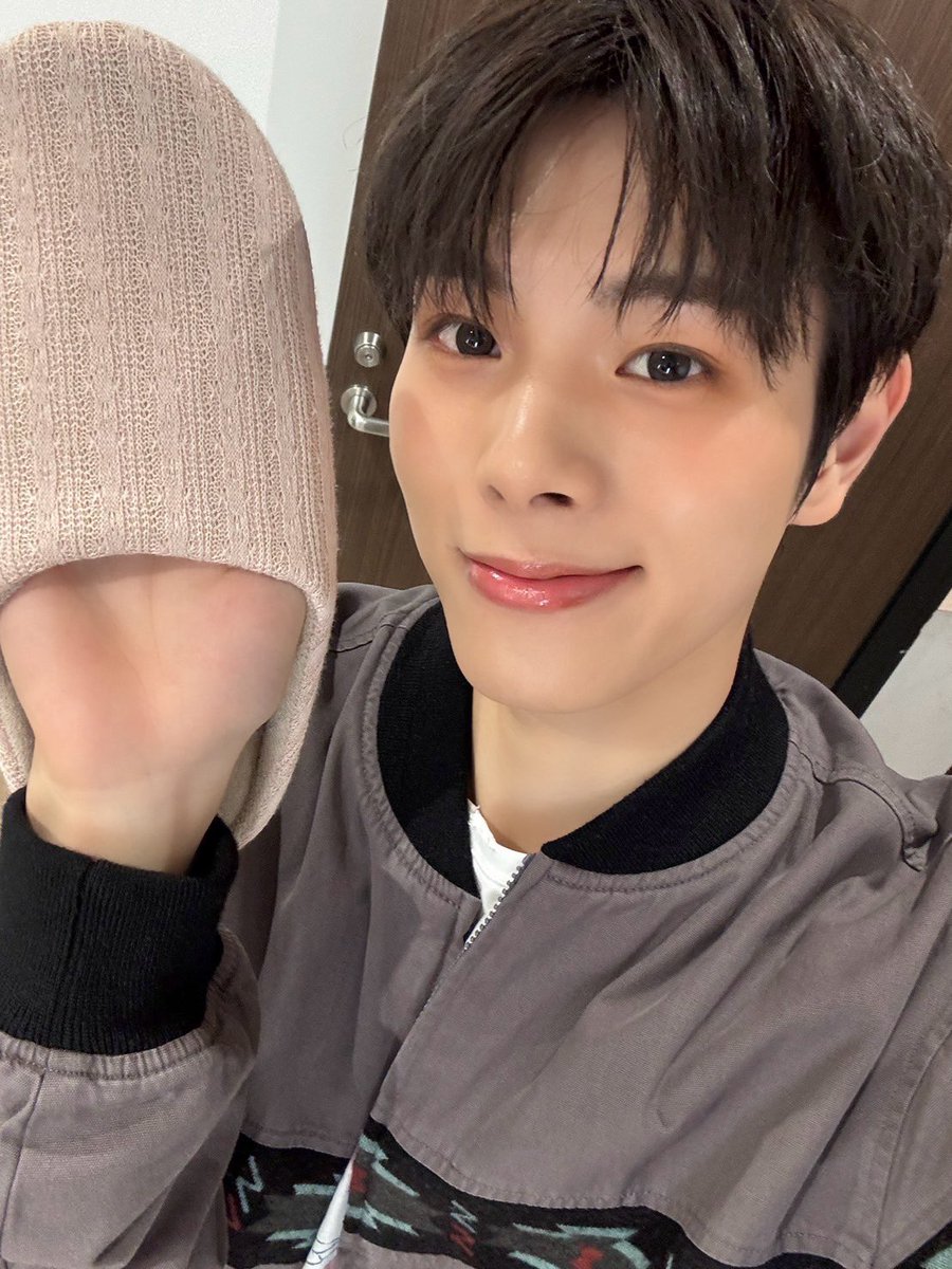 official_DXTEEN's tweet photo. [📸] 『どっかのスタジオ』にて

スリッパさん
フェイスガードさん
ドアノブ先輩と！

ありがとうございました☺︎

#DXTEEN
#福田歩汰 #FUKUDAAYUTA https://t.co/yCwJcfkVMV