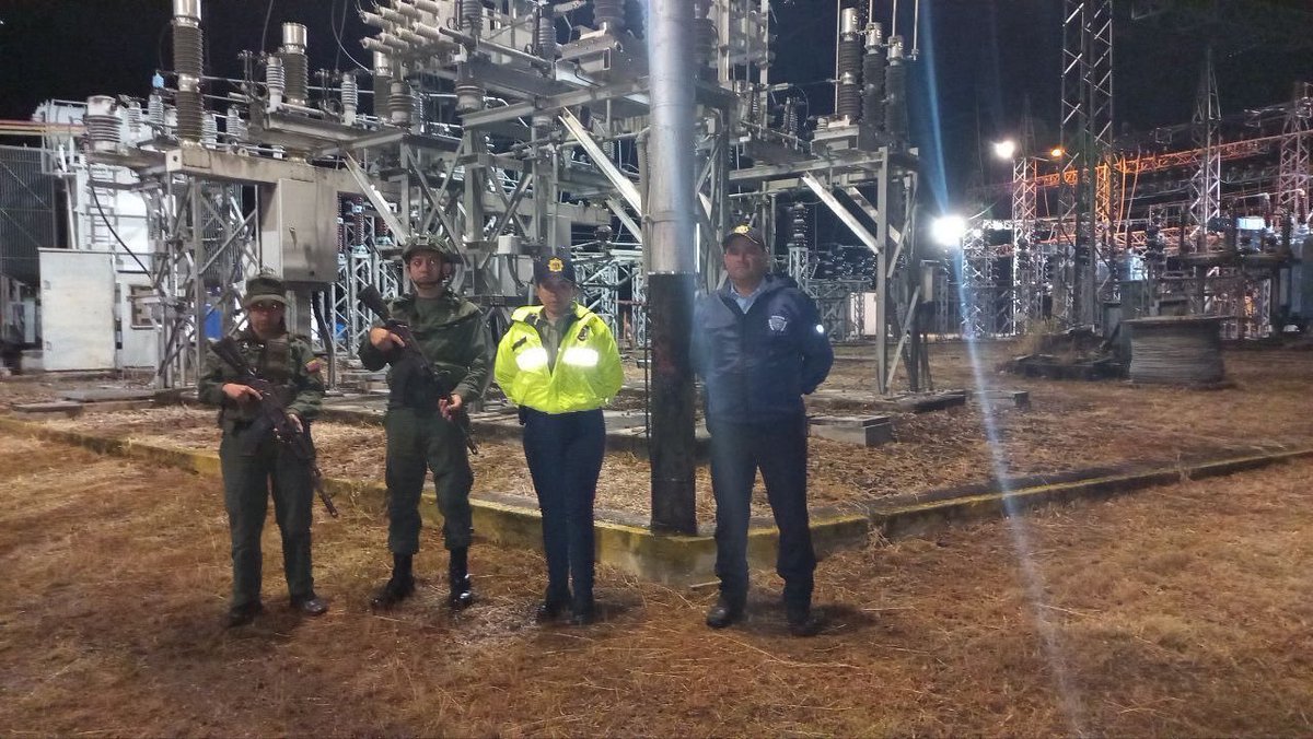 dhernandezlarez's tweet photo. Como parte de los procedimientos operativos, el Ronda Mayor pasa revista a los Cuadrantes de Paz, con patrullas mixtas, para verificar el buen desempeño y funcionamiento del servicio nocturno, para garantizar la paz ciudadana.

#IntegrarEsVencer https://t.co/efWjCccL74