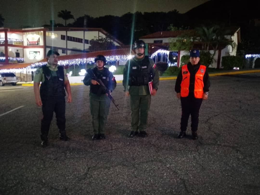 dhernandezlarez's tweet photo. Como parte de los procedimientos operativos, el Ronda Mayor pasa revista a los Cuadrantes de Paz, con patrullas mixtas, para verificar el buen desempeño y funcionamiento del servicio nocturno, para garantizar la paz ciudadana.

#IntegrarEsVencer https://t.co/efWjCccL74
