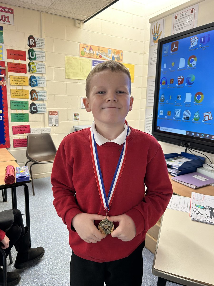 8MGwcps's tweet photo. A big da iawn to Logan who was awarded Player of the Match in his recent football game 👏🏻 ⚽️ 🥅. Thanks for sharing with the class Logan! 😊 @WoodlandsPrima1 https://t.co/IGbK0g8MVw