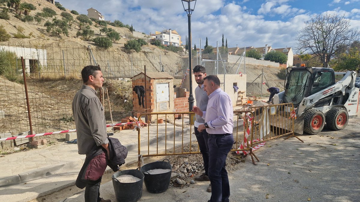 📣 #ServiciosMunicipales 

#Mejora de la red de #abastecimiento en la Calle Vega del Molinero de la Urbanización Altos del Puente Nuevo. 

👷‍♂️La ejecución de la obra se está realizando tanto por el Ayuntamiento, como por la empresa concesionaria <a href="/aqualia/">aqualia</a>. 

#ZonasResidenciale