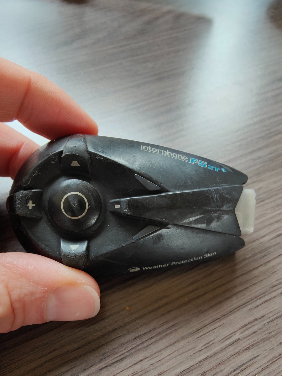 MartinAmmerlaan's tweet image. Thanks #interphone F5XT, for 12 years (~120.000km traveled) of service. You may now rest. :-) 

#motorcycle #intercom
