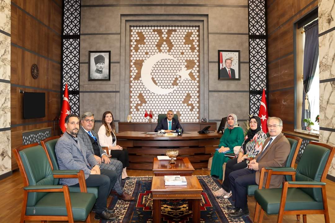 nigdeilmem's tweet photo. Yenilik ve Eğitim Teknolojileri Genel Müdürlüğü eTwinning Türkiye Ulusal Destek Servisi tarafından 24- 26 Ekim 2024 tarihleri arasında Van ilinde düzenlenen "eTwinning Temel Eğitim Çalıştayı" tamamlandı. Çalıştayda ilimizi Kiledere İlkokulu 3- A Sınıf Öğretmeni Meliha AY ve Kanuni Sultan Süleyman Ortaokulu Ana Sınıfı Öğretmeni Nuran KILAVUZ temsil etti. 
 "eTwinning Temel Eğitim Çalıştayı" nda ilimizi başarılı bir şekilde temsil eden öğretmenlerimiz, Kanuni Sultan Süleyman Ortaokulu Müdürü Sinan UMUCU, Kiledere İlkokulu Müdürü Bülent CENGİZ, eTwinning İl Koordinatörü Özlem GEDİK, İl Milli Eğitim Müdürü Halil İbrahim YAŞAR ile Valimiz Sayın Cahit ÇELİK’e ziyarette bulunarak ilimizde uygulanan eTwinning çalışmaları ve başarılı projeler hakkında bilgi verdiler.