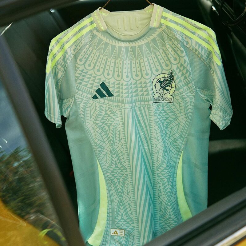 lemaillot__'s tweet image. [#JerseyOfZeDay] Maillot Extérieur Mexique 2024🇲🇽

Le maillot se démarque surtout par ses motifs complexes, inspiré des anciennes civilisations aztèque🪶🗿et maya🦚, racines culturelles du #Mexico tout en ajoutant une touche contemporaine

Comment l'avoir⬇️

#TT229 #adidas #fypシ