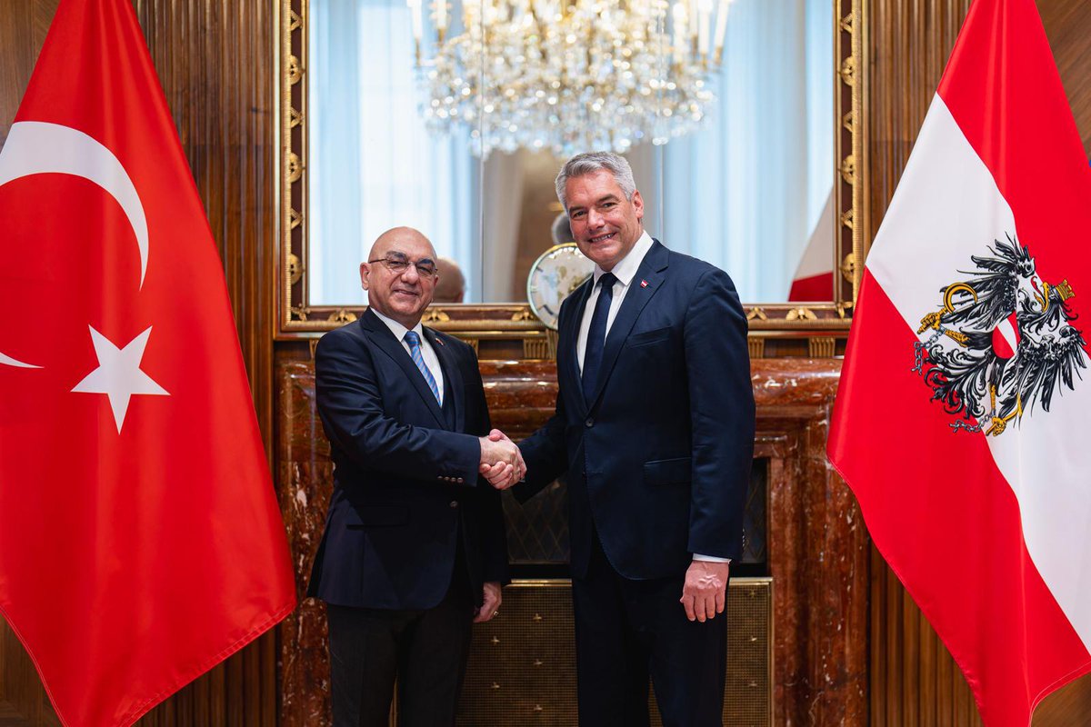AvusturyaG's tweet photo. Avusturya Şansölyesi Karl Nehammer, Avusturya’nın Milli Günü olan 26 Kasım Cumartesi günü, yoğun programına rağmen Türkiye’nin Viyana Büyükelçisi Ozan Ceyhun'u kabul etti. 
https://t.co/gdExKZ6LMG https://t.co/XH5UXbHQUw