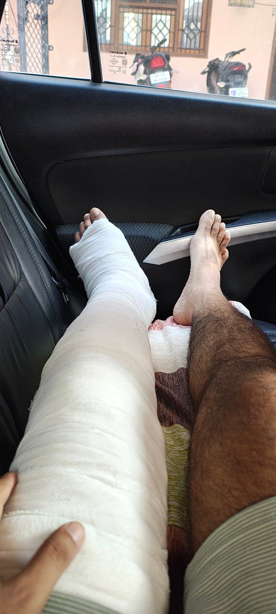 जब मुसीबत हाथ पकड़े तो पैर  गांव की तरफ बढ़ा लेने चाहिए।