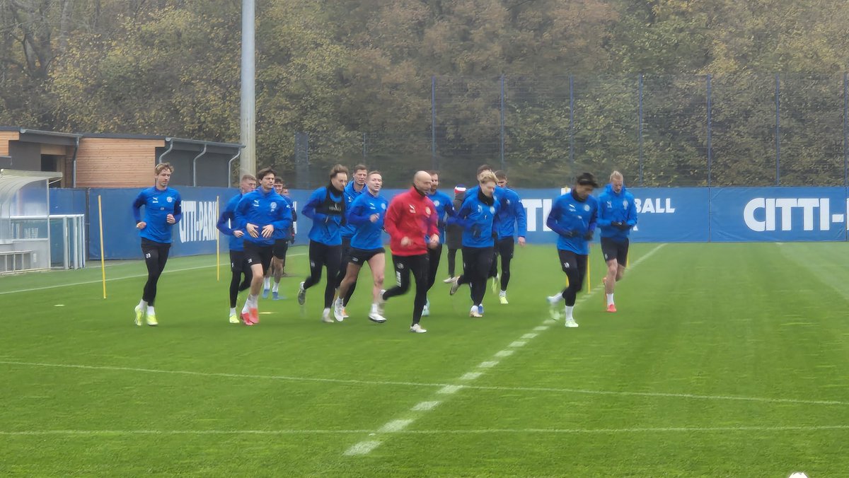 NiklasHeiden's tweet image. Ausgedünnter Kader beim öffentlichen Training von #HolsteinKiel während der Länderspielpause. Neben #Gigovic, #Puchacz und #Javorcek (Nationalmannschaft) fehlen auch #Pichler und #Skrzybski (Belastungssteuerung). #Becker und #Geschwill arbeiten individuell.
