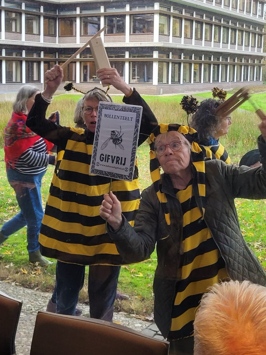 SP_Drenthe's tweet image. Zwerm bijen legt vergadering Provinciale Staten Drenthe plat🤣