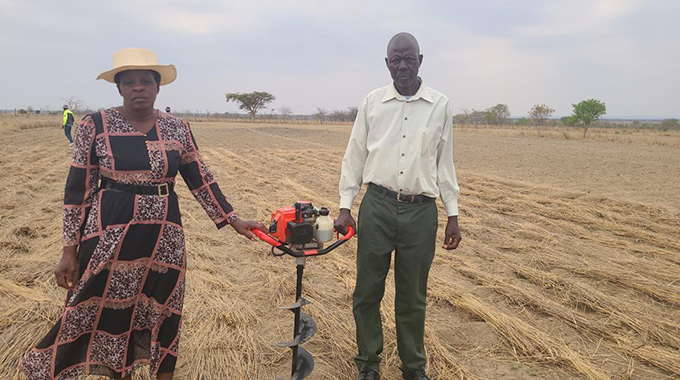 VulindlelaNdab2's tweet photo. Exciting to see the positive impact of the mechanised #Intwasa progr on farmers here in Mat South. This innovative approach has not only reduced the physical strain of manual labor, bt also improved production efficiency. A great example of how tech can benefit the agric sector https://t.co/d8cv24bJwY