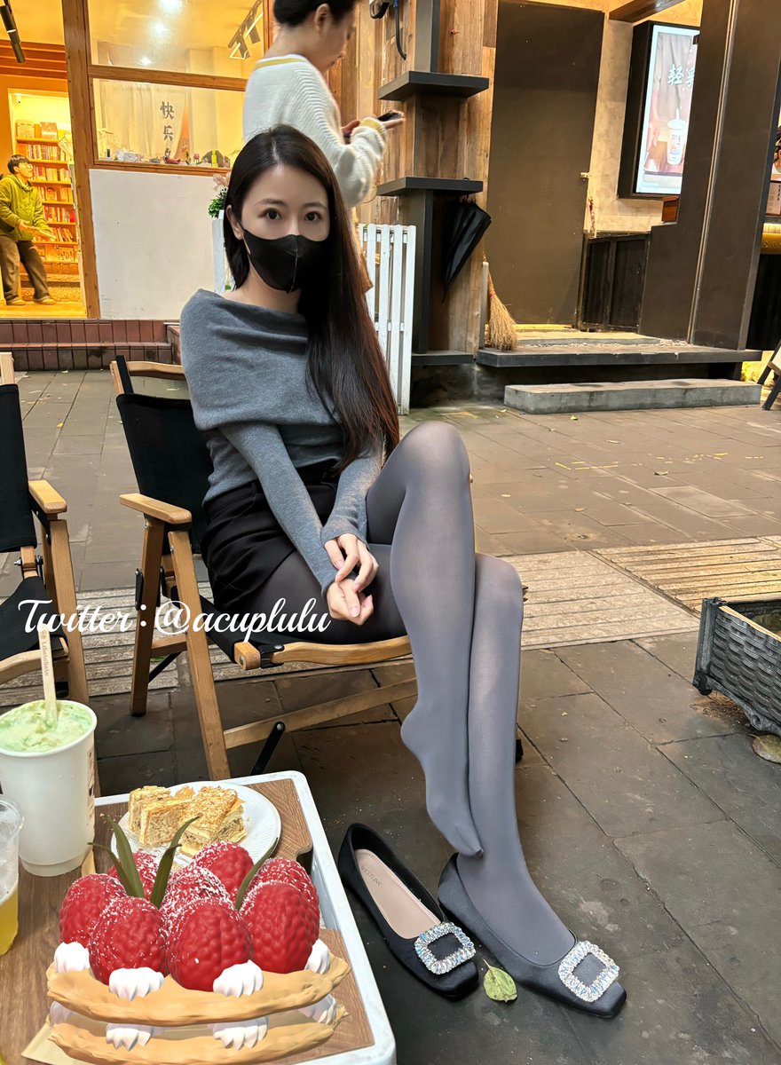 下班和小姐妹路边喝奶茶。
奇怪，明明灰丝很好看，为什么公司没人多看一眼呢？是不是单位美女太多了。

🔓解锁更多视频请私信 https://t.co/TgXJj0HCnk
