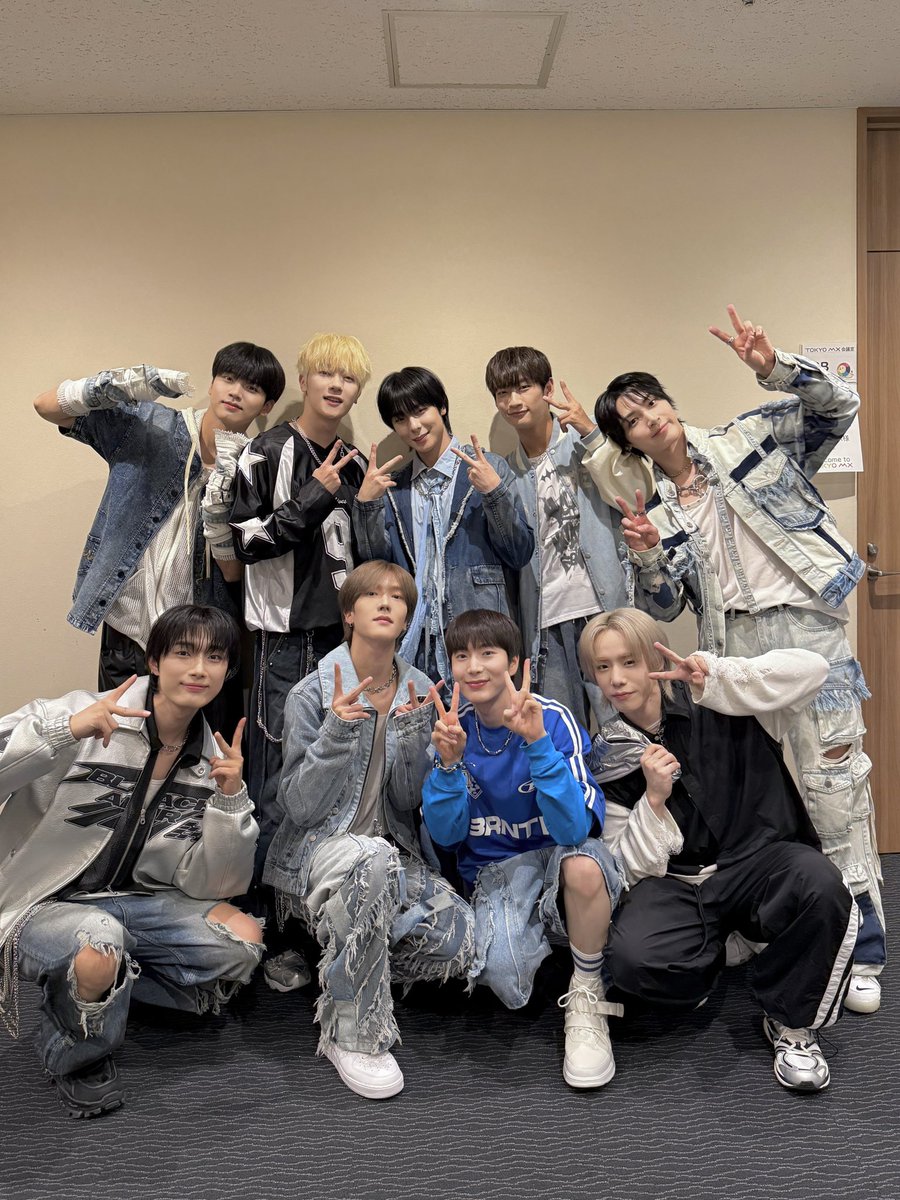 OmegaX_jp's tweet photo. [📸]
みなさん5時に夢中！見てくださいましたか？⏰👀
明日から始まる「To.」発売記念イベント、東京・大阪で行われるライブ！🎉
楽しみにしててください🫢🤍

#OMEGA_X #オメガエックス
#To #愛の力 https://t.co/FXLE7vYba0