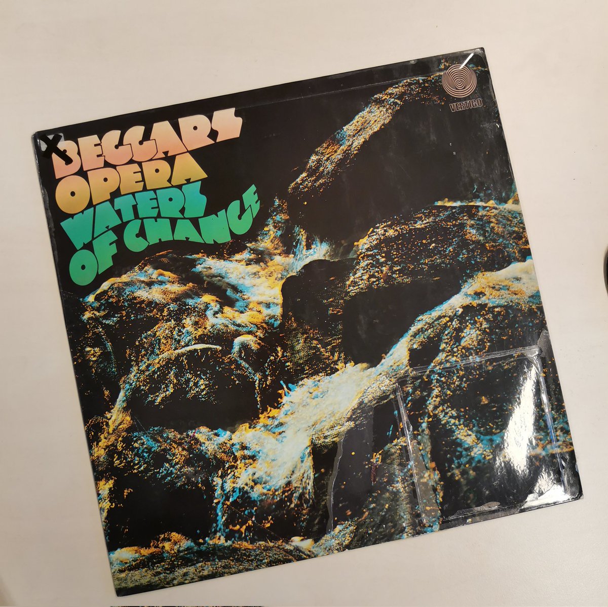 Jkl kaupunginkirjastolla poistomyynti. Mm. tämä Beggars Operan klassikkovinyyli maksoi 1€. Hintansa väärtti.