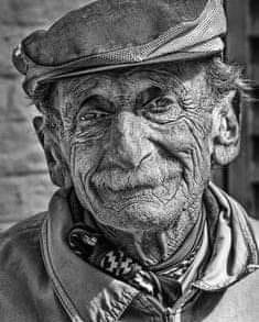 Een zoon nam zijn vader mee naar een restaurant om te genieten van een heerlijk diner. Zijn vader was vrij oud en een beetje zwak.
Tijdens het eten viel er af en toe eten op zijn shirt en broek en er bleef ook wat eten achter rond zijn mond.
De andere gasten keken naar de oude