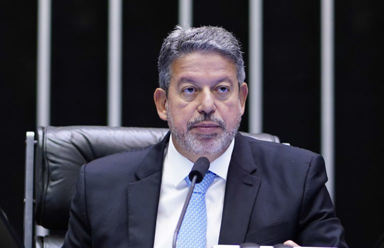 🚨 ATENÇÃO: condenado por ter deixado um dos seus funcionários 4 anos sem folgas e férias, Arthur Lira é mais um que recusou assinar PEC pelo FIM DA ESCALA 6X1!

- A D'Lira Agropecuária, empresa do deputado, foi condenada pela Justiça do Trabalho a pagar 150 mil para o