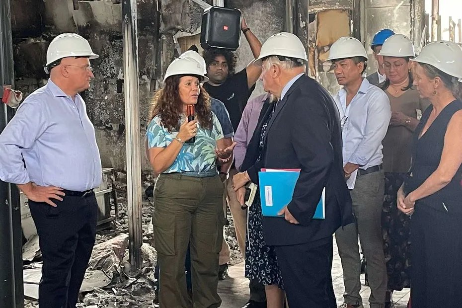 Larcher en Nouvelle Calédonie : c'est vrai que cette photo est inouïe, le seul Kanak porte l'enceinte-son et n'a pas de casque, tout un monde en une image