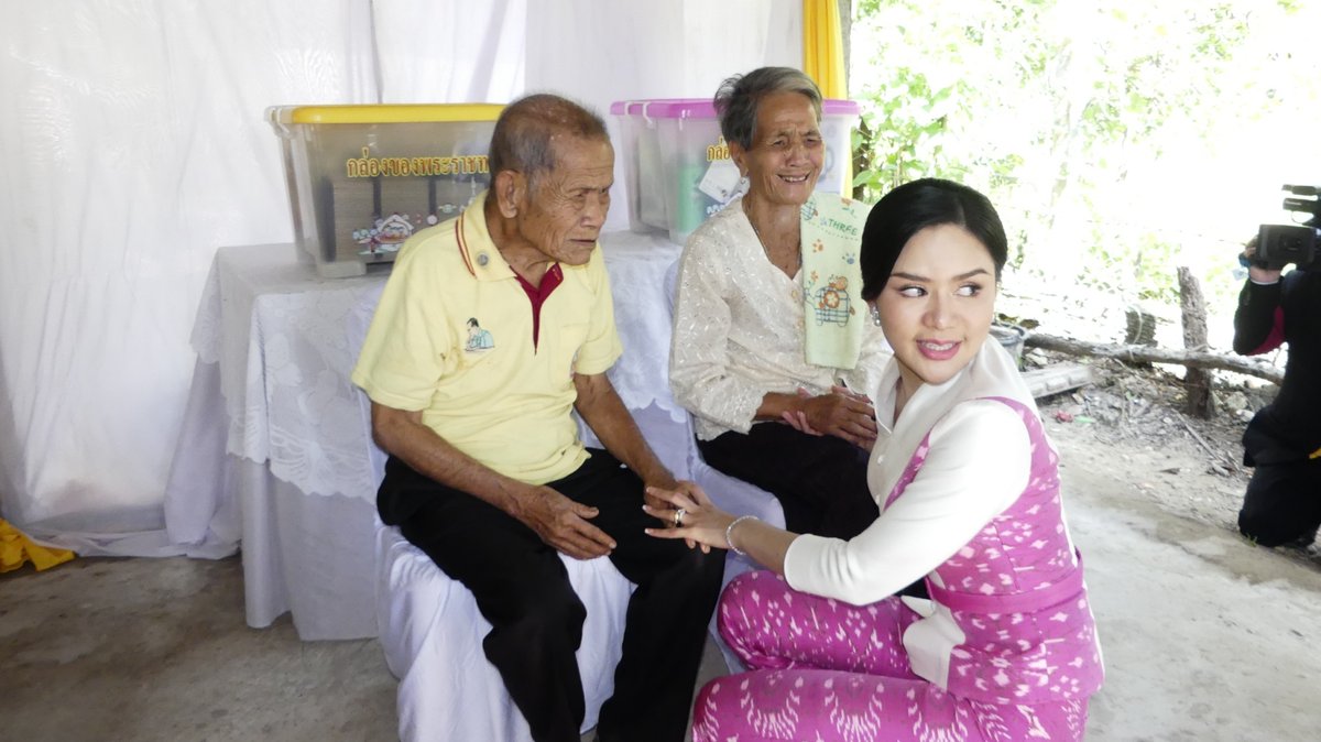 ดูๆรูปคุณพลตรีท่านผู้หญิงอรอนงค์กับญาติๆแล้ว ไม่ใช่ทำให้นึกถึงว่าวชิราลงกรณ์ช่วยยกระดับ"ชาวบ้าน"ต่างจังหวัดอะไร กลับทำให้นึกถึงกษัตริย์สมัยสมบูรณาญาสิทธิราชที่ไปกวาดต้อนชาวบ้านมาเป็นเมีย