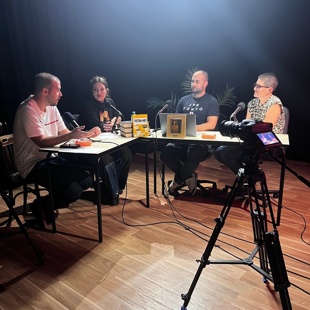 #VideopòdcastUB | 🎉 Arriba el gran dia!

🎙️ Aquest dijous, 14 de novembre, l’equip guanyador del Concurs Maria Sabater estrena Cardemcat: el primer videpòdcast de la #UniBarcelona on el sexe es tracta sense censura, sense vergonya i en català!

🎧 Recorda que ens podràs veure i