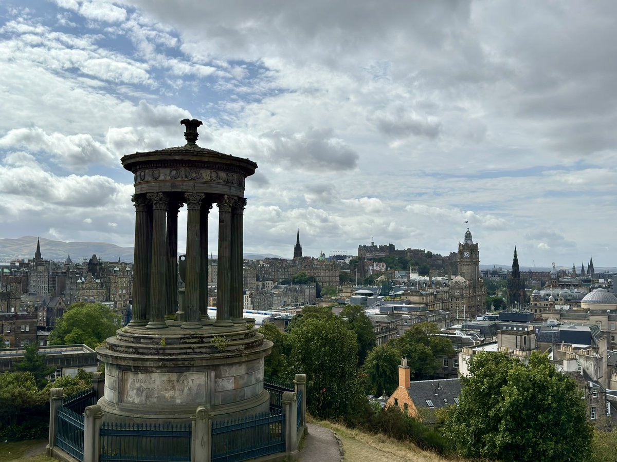 visualtherapy0's tweet image. Edinburgh is magical in every season