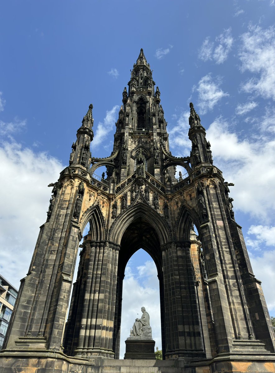 visualtherapy0's tweet image. Edinburgh is magical in every season