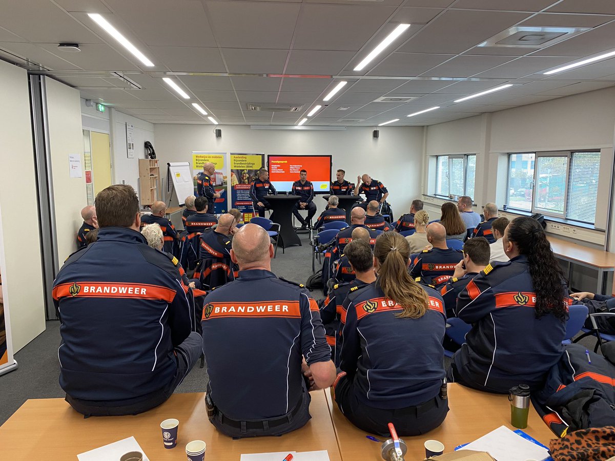 _Ypers's tweet image. Netwerkbijeenkomst bijzondere brandbestrijding/brandbestrijdingsmiddelen in Dordrecht/Spinel. Met o.a. regio Limburg-Noord, regio Utrecht, Zuid Holland Zuid en Haaglanden