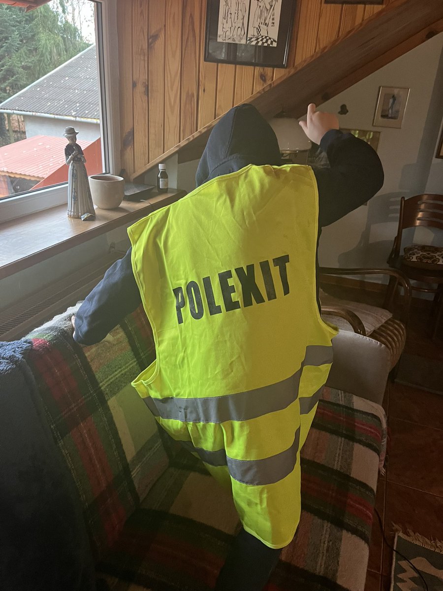 Mój syn. 6 lat. Znalazł w szafie kamizelkę, którą dostałam, kiedy relacjonowałam strajki rolników i tak teraz biega po domu. Przypadek? 🫢