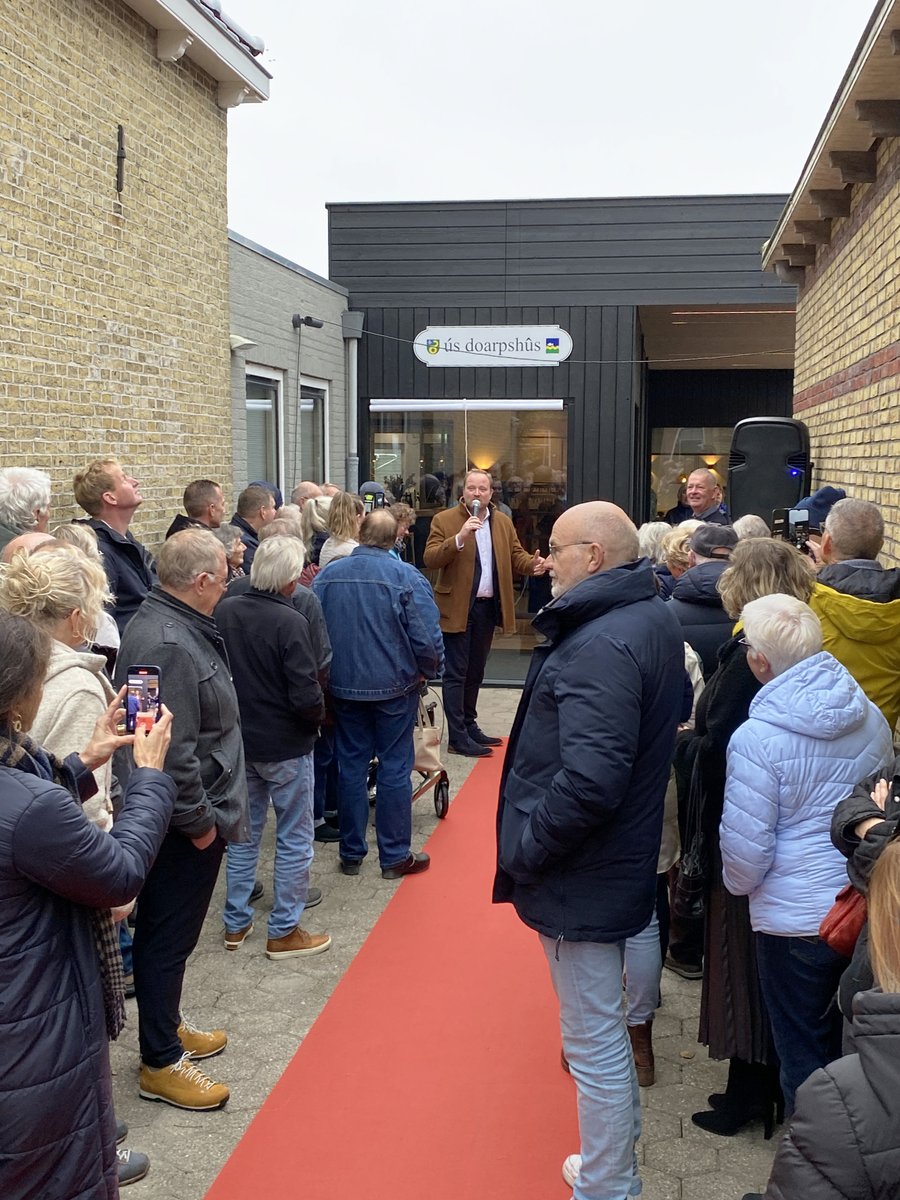 Afgelopen weekend is de verbouw van het dorpshuis in Gaastmeer feestelijk geopend.
Het gebouw is op verschillende manieren veel opener naar buiten toe gemaakt, en het interieur is opnieuw ingedeeld en modern ingericht.