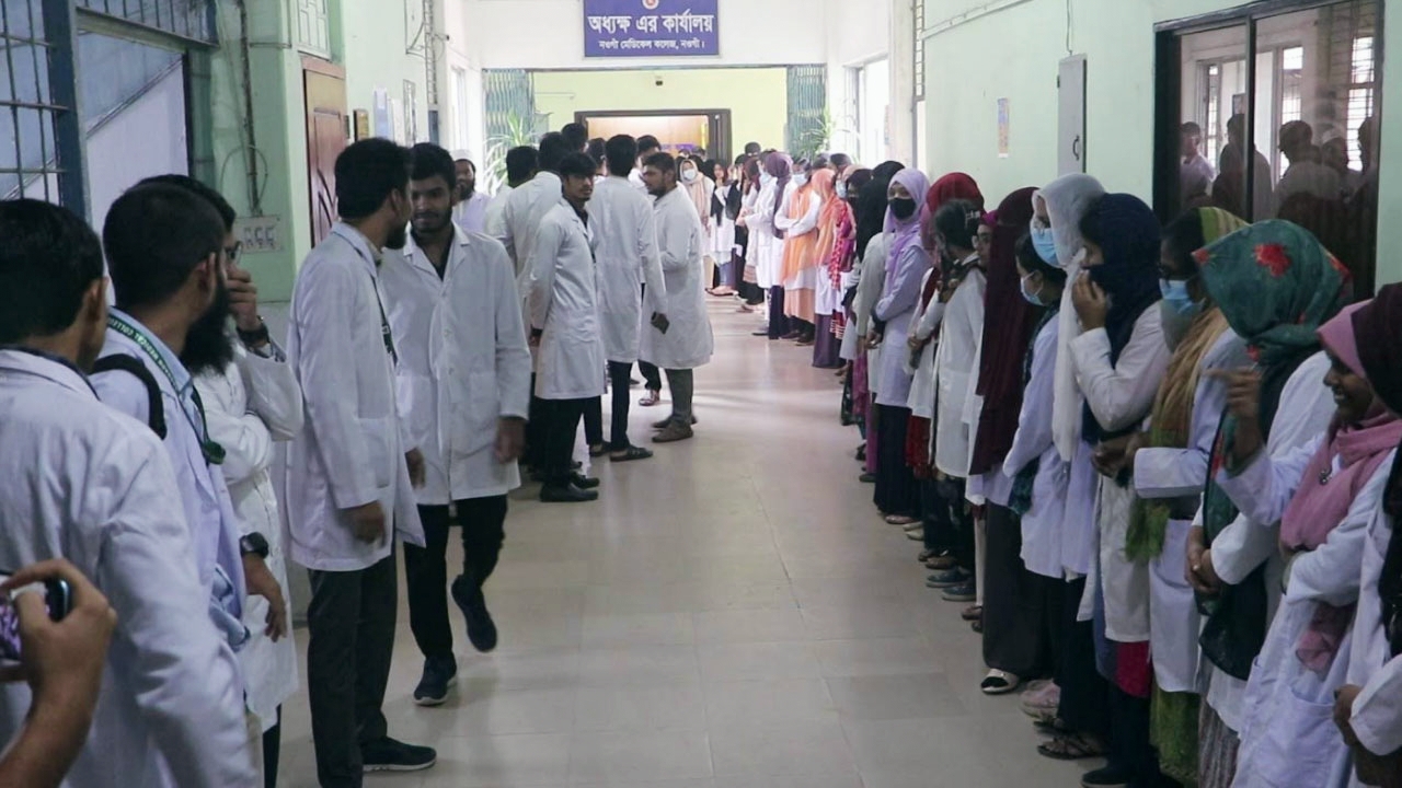 নমেকে নতুন নিয়োগপ্রাপ্ত অধ্যাপককে অপসারণের দাবিতে বিক্ষোভ