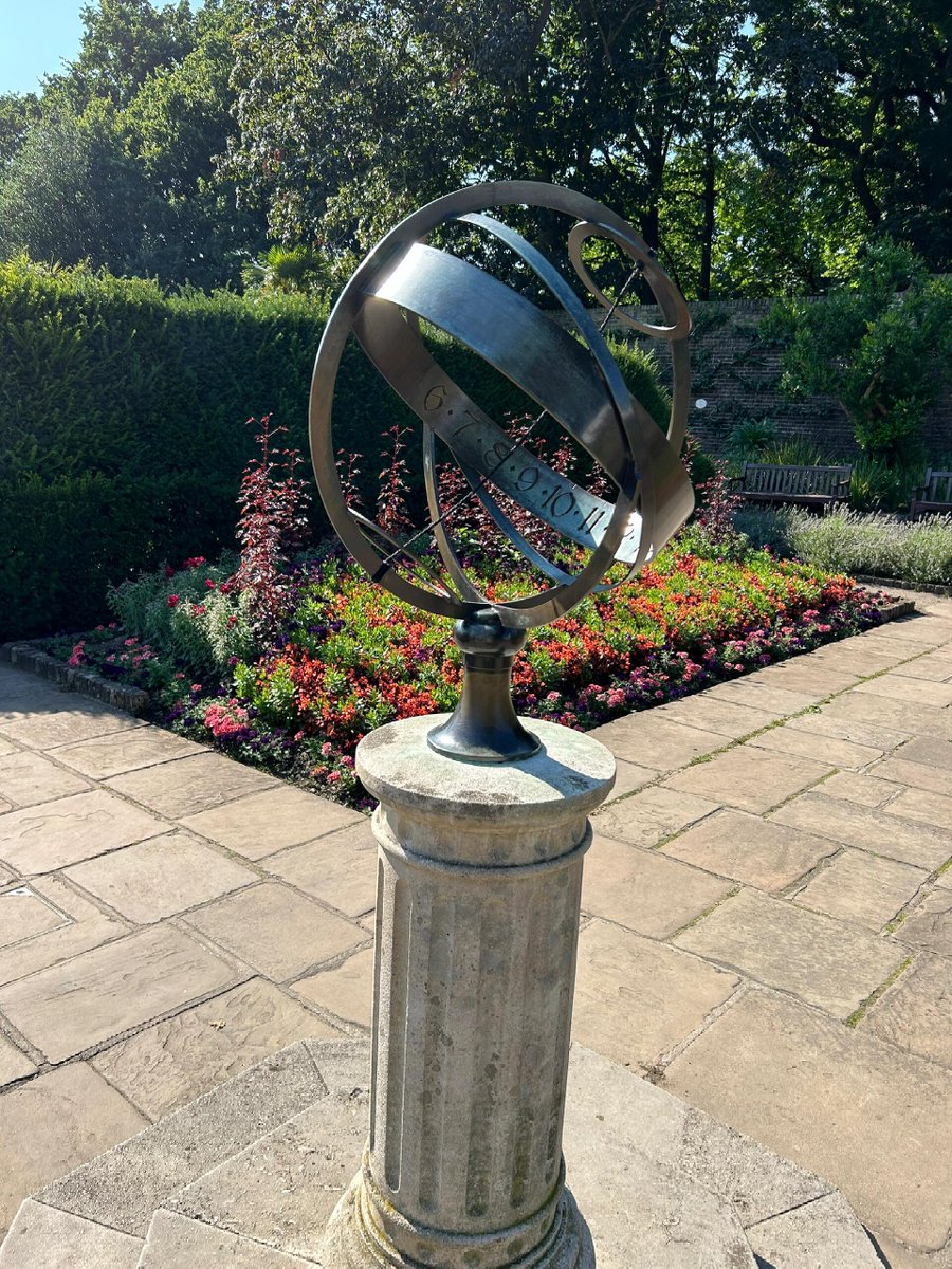 SultanAngger's tweet image. Visit Holland Park 🌲🌳
Spend the day in Holland park reading and walking around in the pretty gardens.