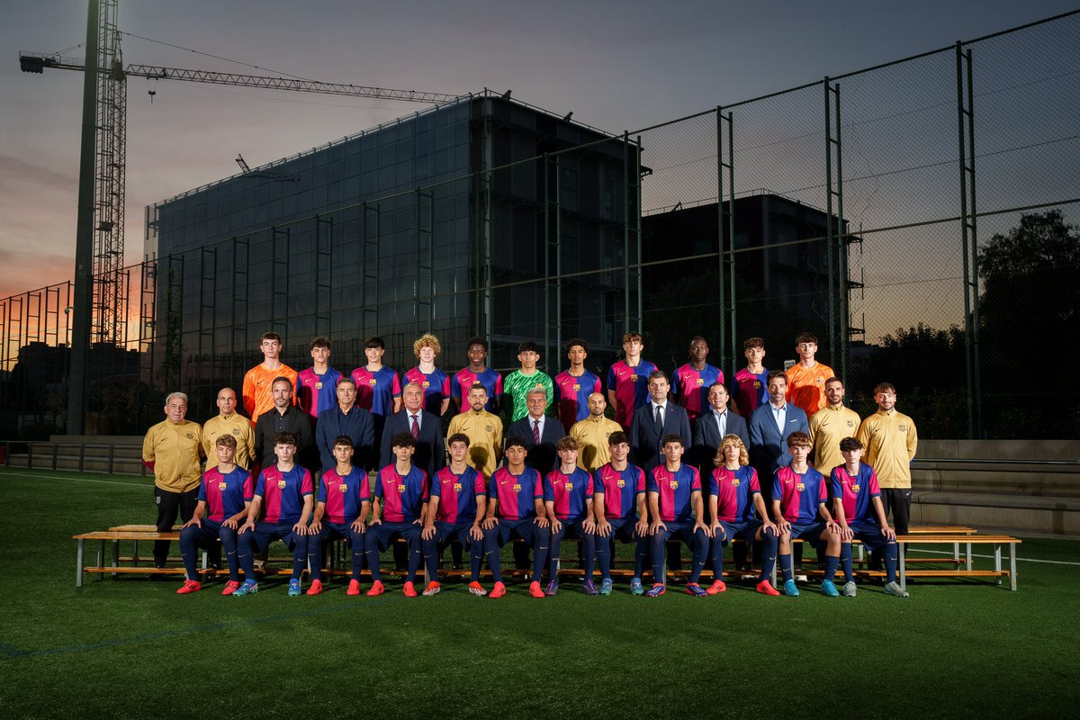 FCBmasia's tweet photo. 📸 Fotografia oficial 2024/25

🤩 Cadet A

#ForçaBarça 💙❤️ https://t.co/HWytXabnkV