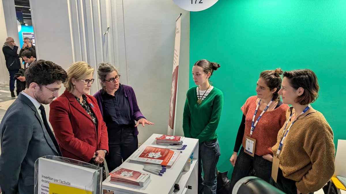🤝 Les équipes de l'Avise et du DLA, 1er dispositif d'accompagnement à l'#ESS en France, accueillaient ce matin sur leur stand du #ForumAsso Marie-Agnès Poussier-Winsback, Ministre déléguée chargée de l'Économie sociale et solidaire, de l'Intéressement et de la Participation