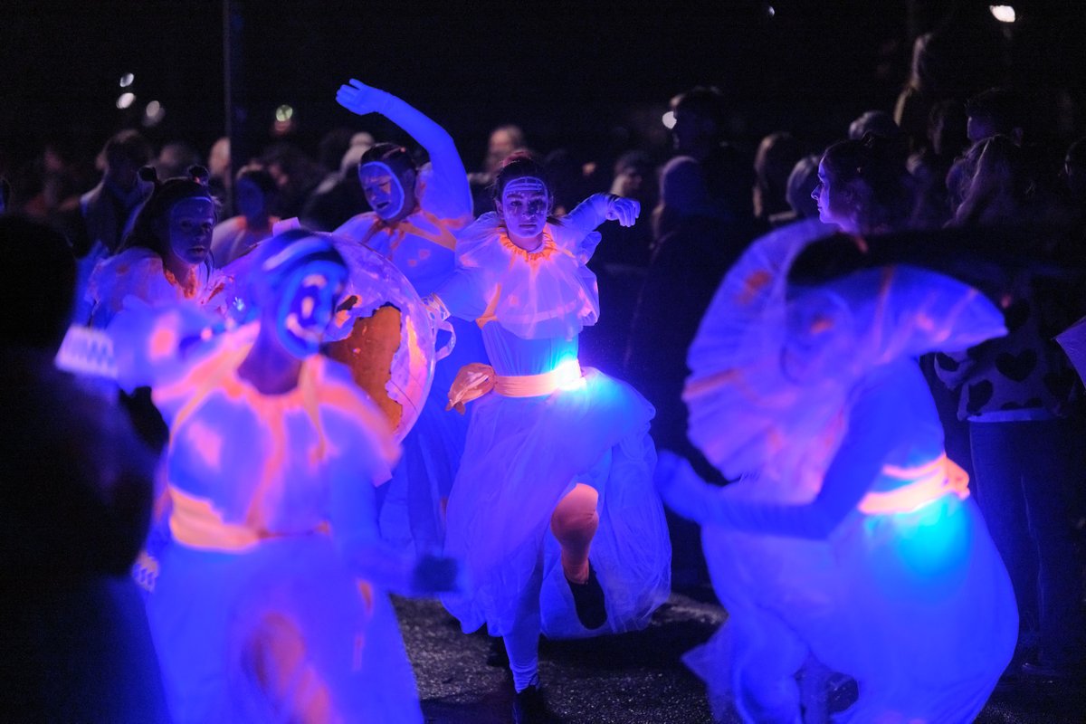 Wat een genot was het om i.o.v. de organisatie De Sint Maarten Parade #Utrecht te mogen vastleggen met collega-fotografen André Russcher en Joris Louwes. De jaarlijkse parade met licht(objecten), muziek en dans, met als doel mensen te verbinden. coenkoppen.nl/sint-maarten-p…