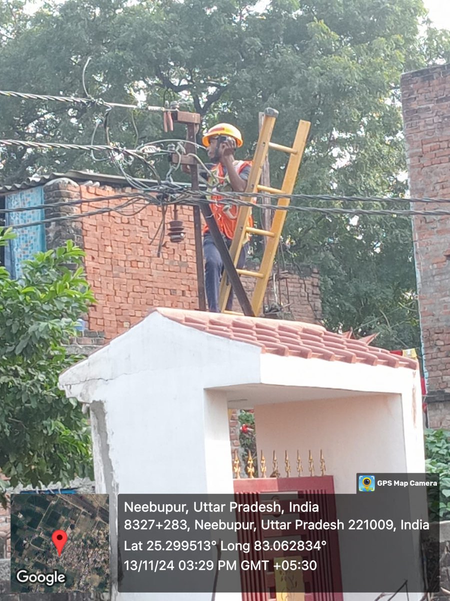 puvvnlchandauli's tweet image. आज दिनांक- 13/11/2024 जनपद चंदौली विद्युत वितरण खंड-द्विo मुगलसराय में रामनगर फीडर के अंर्तगत विद्युत व्यवस्था को बेहतर बनाने के लिए #RDSS योजना के तहत #LTcable को सही किया गया जिससे शार्ट सर्किट जैसी समस्या को दूर किया जा सके l @EMofficeUP @PuVVNLHQ @MD_PuVVNL @dmchandauli