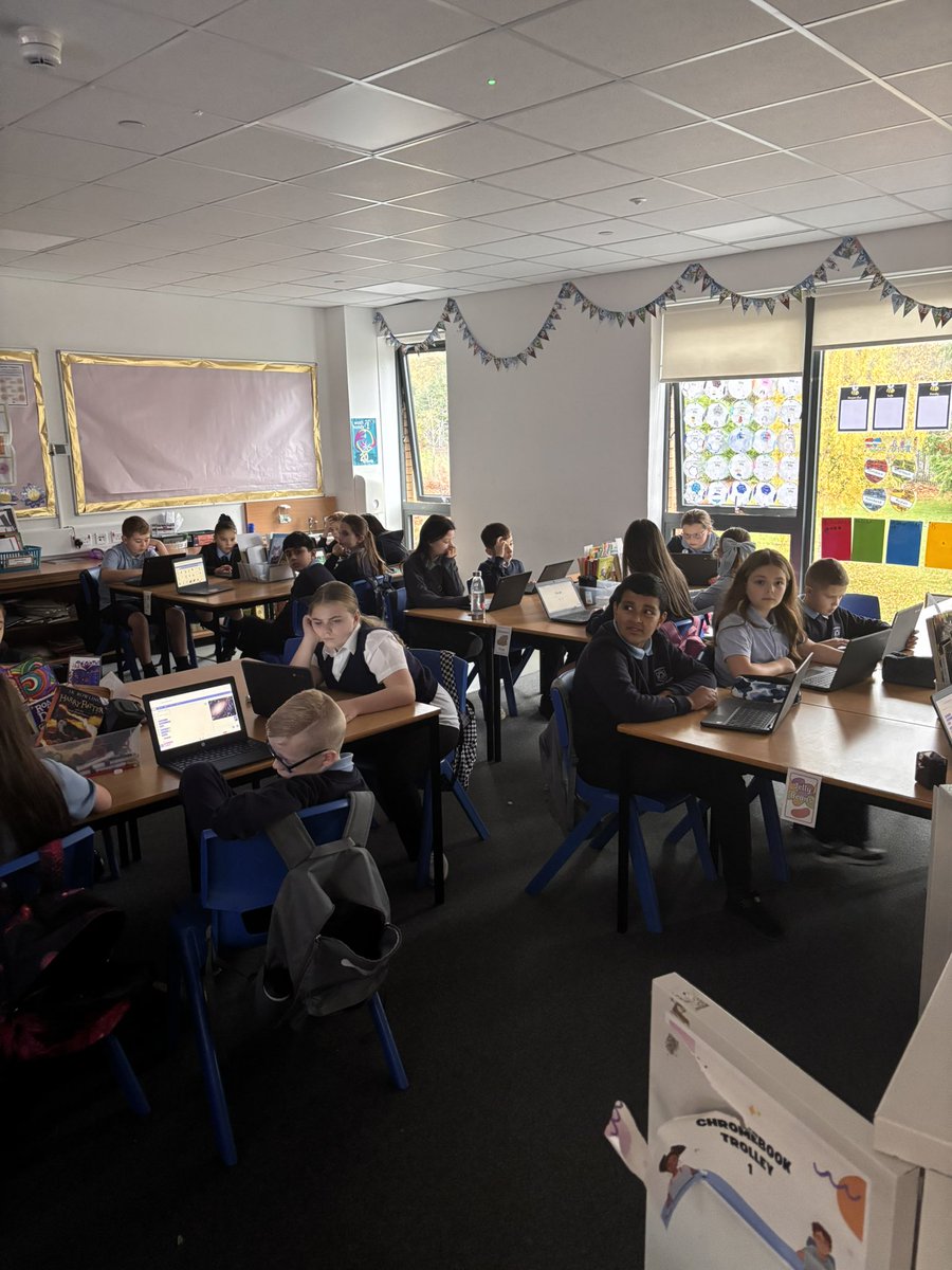 BankheadPrimary's tweet image. Room 9 are enjoying learning more about coding using Scratch @CodeClub #CodeClubScotland #BankheadwillSOAR