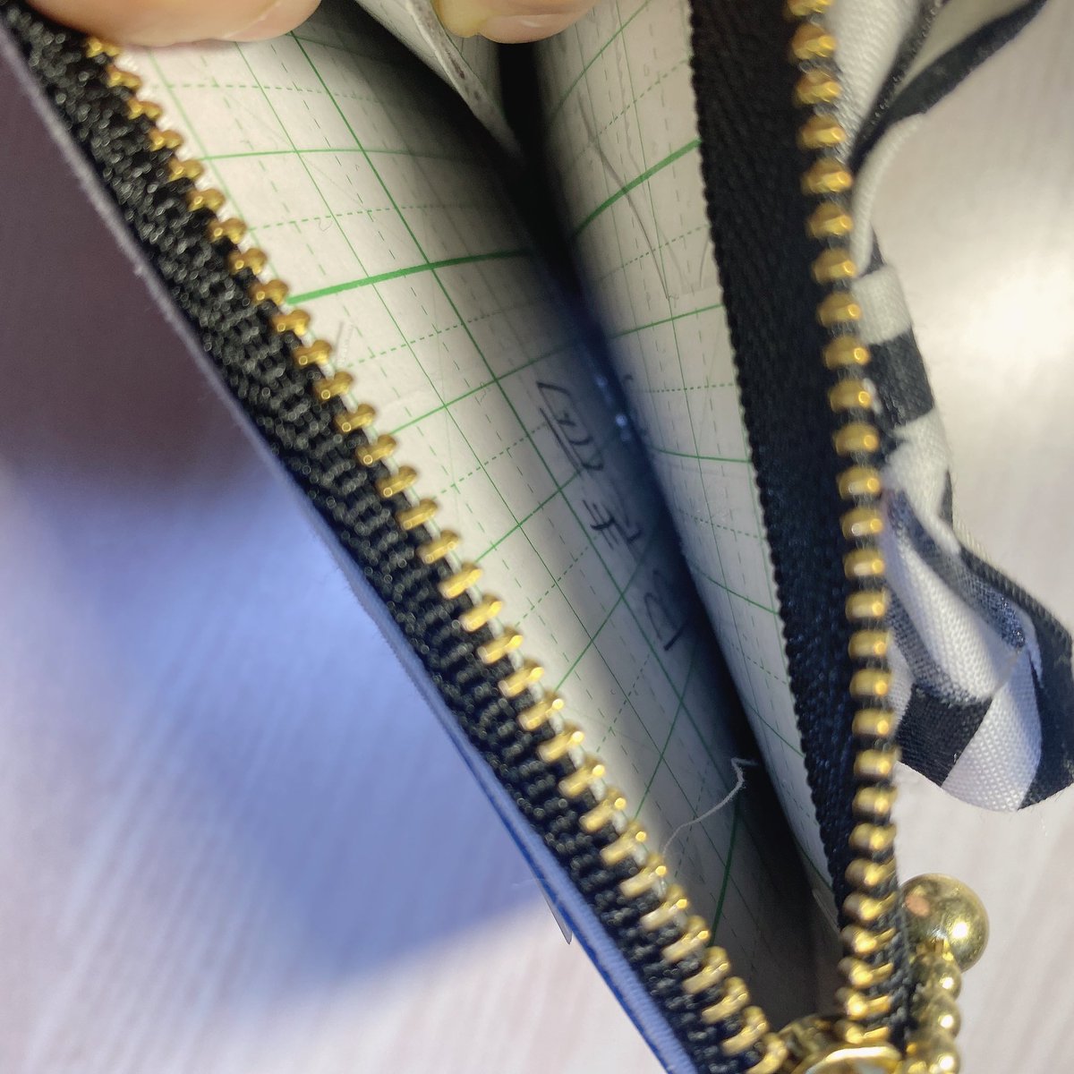 Shioriiiin__M's tweet image. 最高💋🍫💕

ICケースが限界を迎えてて
材料残ってるし見様見真似で作ったら
想像以上の出来なので明日からコレで通勤します🚃

試作予定だったから中開くと方眼紙〜🤣
ミシンが欲しいです…ボンドじゃいつか破壊する(T ^ T)

ゆきりんに見せたいーぃ

#柏木由紀 
#ゆきりん 
#口移しのチョコレート