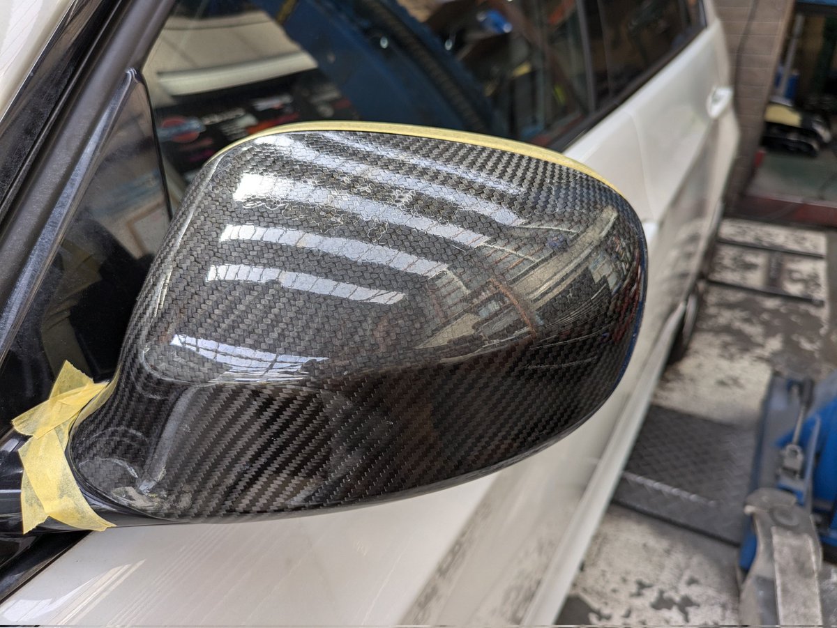 m_tarou_ni's tweet image. 新規入庫してる
BMW320i Mスポーツ カーボンEDの
ドアミラーの手直しです。
表面のクリアー塗装が傷んでて不細工な事になってるので塗装。
クリアーinブラックでお色直しです。

#BMW #bmwe90 #bmw3series #カーボンエディション