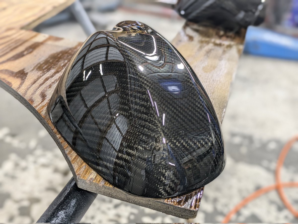 m_tarou_ni's tweet image. 新規入庫してる
BMW320i Mスポーツ カーボンEDの
ドアミラーの手直しです。
表面のクリアー塗装が傷んでて不細工な事になってるので塗装。
クリアーinブラックでお色直しです。

#BMW #bmwe90 #bmw3series #カーボンエディション