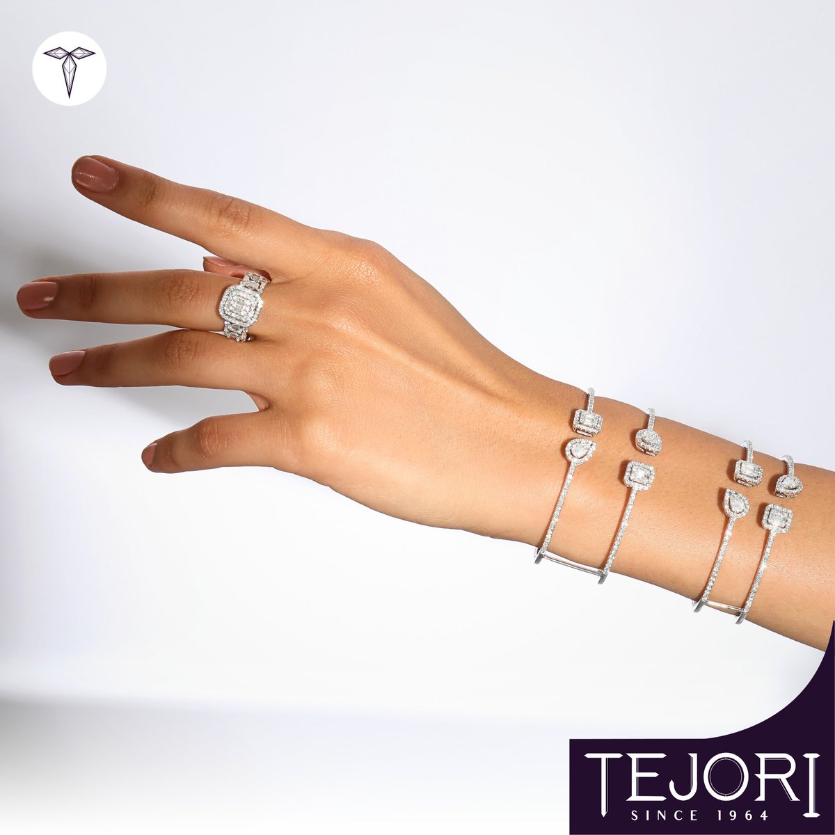 TejoriSince1964's tweet photo. Treasure what matters most with Tejori.
A blend of passion and refined luxury.
WhatsApp: +971508509747
https://t.co/PUjkZOJHOy
#illusions #forever #love #innerbeauty #RadiantLove #InfiniteBond #diamond #diamondring #ring #jewelry #dubai #UAE #TimelessElegance #luxury #Shine https://t.co/vW3v8S3PEr