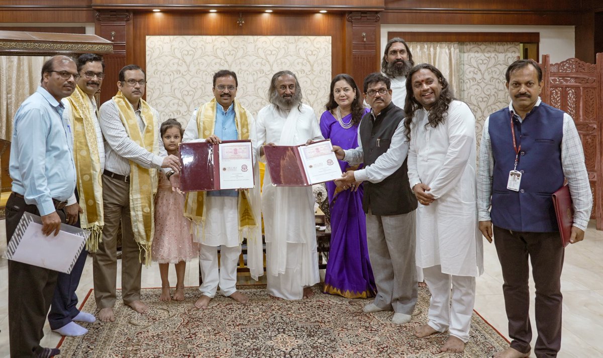 ArtofLiving's tweet photo. The first ever MoU signed between Sri Sri Ayurveda Hospital, SSCASRH, Sri Sri University, Cuttack and Paradip Port Authority under Ministry of Port, Shipping and Water ways, Govt. of India to facilitate Ayurvedic treatment for the working and retd. employees of Paradip Port. The MoU was signed in the presence of Gurudev along with Sri P.L Haranadh, the Chairman PPA , CMO of Paradip port and Dean and Deputy Dean of SSCASRH, Sri Sri University. @shipmin_india @moayush @paradipport @SriSriU