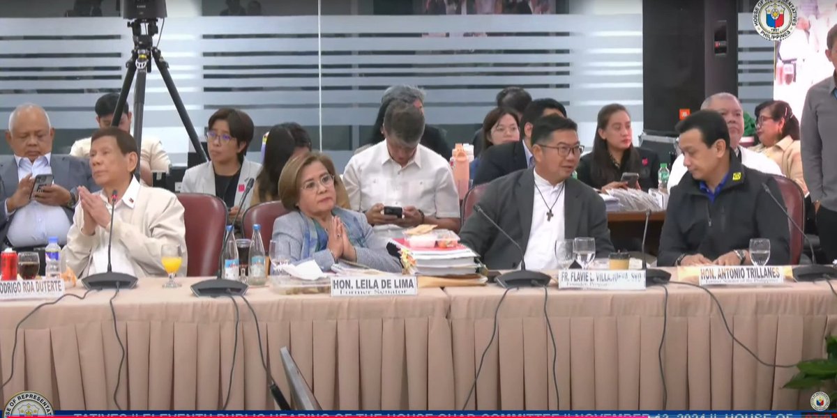 PhilstarNews's tweet photo. UMIINIT NA MGA EKSENA SA QUAD COMMITTEE HEARING

Former President Rodrigo Duterte appeared to lose his cool and attempted to throw his microphone after former senator Sonny Trillanes shared alleged bank records showing deposits of at least ₱2.4 billion under the names of Duterte’s family members, during the House Quad Committee hearing on Wednesday, November 13.

Watch the hearing live: https://t.co/q9HpFg8NpK

📸 Screenshots via House of Representatives