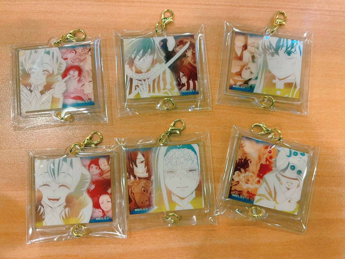 買ったものとか。柱百景の繋がるチャームは🐍🍡🌫️を2個ずつ。🐍さんといいつつそれほぼお館様ではっていう😂 🔥さんのフレーズカードは可愛いのと辛いの出た😭クリアファイルは🐍🍡が自分で🌫️君は娘と🔥さんは友達にお土産😊