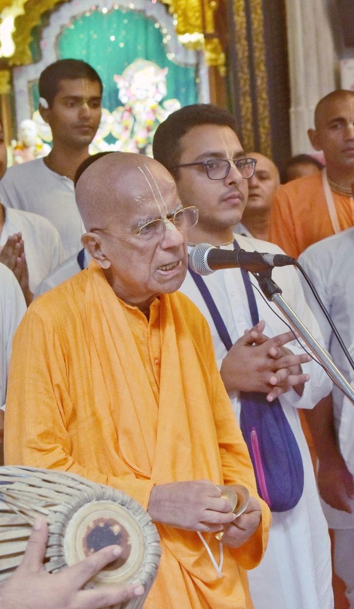 GKGquotes's tweet photo. (1) हे भगवान हरि! मैं कितना आभागा हूँ। मैंने श्रीश्री राधाकृष्ण की एक क्षण के लिए भी व्रज में सेवा नहीं की और न ही मैं अपने दिवय सम्बन्ध को समझ सका।

हरि हरि! कि मोर - श्रील नरोत्तमदास ठाकुर द्वारा

(1) O Lord Hari, Lord Hari, how wicked I am!  I did not worship the lotus feet https://t.co/rr0BmCcRFk