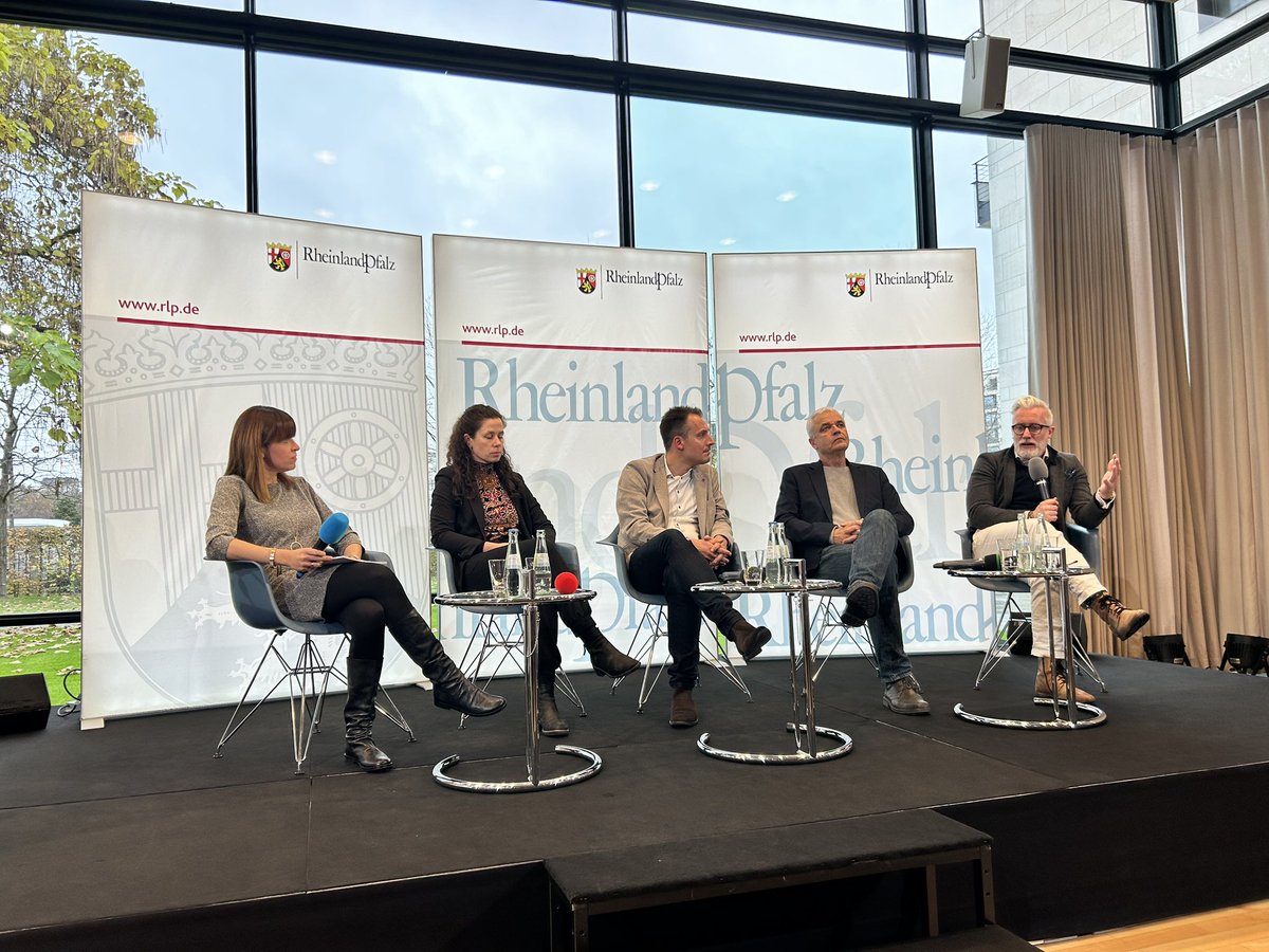 Heike Raab (@heikeraab) on Twitter photo Vereinbar, unvereinbar oder Beziehungsstatus: „Es ist kompliziert"?
Regierungsbildung in schwierigen Zeiten #Demokratieum12 in der LV #rlp <a href="/FESonline/">Friedrich-Ebert-Stiftung</a> <a href="/wahlforschung/">Thorsten Faas</a> <a href="/j_reuschenbach/">Julia Reuschenbach</a> @BenjaminHoff <a href="/HorandKnaup/">Horand Knaup</a> @TheresMatthiess <a href="/rlpNews/">Landesregierung Rheinland-Pfalz</a> Vereinbar, unvereinbar oder Beziehungsstatus: „Es ist kompliziert"?
Regierungsbildung in schwierigen Zeiten #Demokratieum12 in der LV #rlp <a href="/FESonline/">Friedrich-Ebert-Stiftung</a> <a href="/wahlforschung/">Thorsten Faas</a> <a href="/j_reuschenbach/">Julia Reuschenbach</a> @BenjaminHoff <a href="/HorandKnaup/">Horand Knaup</a> @TheresMatthiess <a href="/rlpNews/">Landesregierung Rheinland-Pfalz</a>