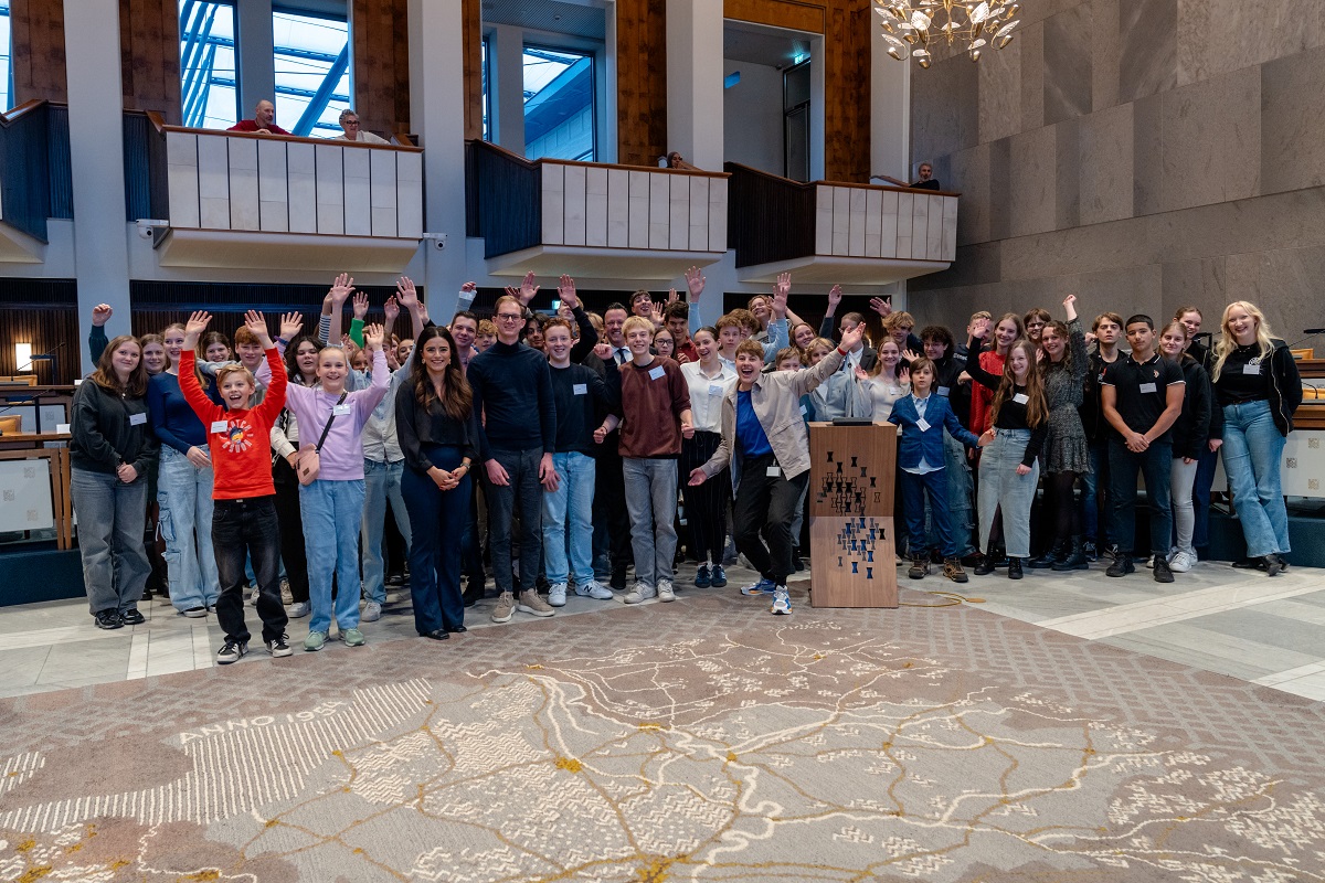Jongeren brengen frisse ideeën tijdens Jeugddebat. Ongeveer 50 enthousiaste jongeren tussen de 11 en 18 jaar maakten kennis met de provincie, werkten aan oplossingen en ideeën en gingen met Statenleden in debat. Weten wat ze bespraken? 👉  bit.ly/3YPqN5o