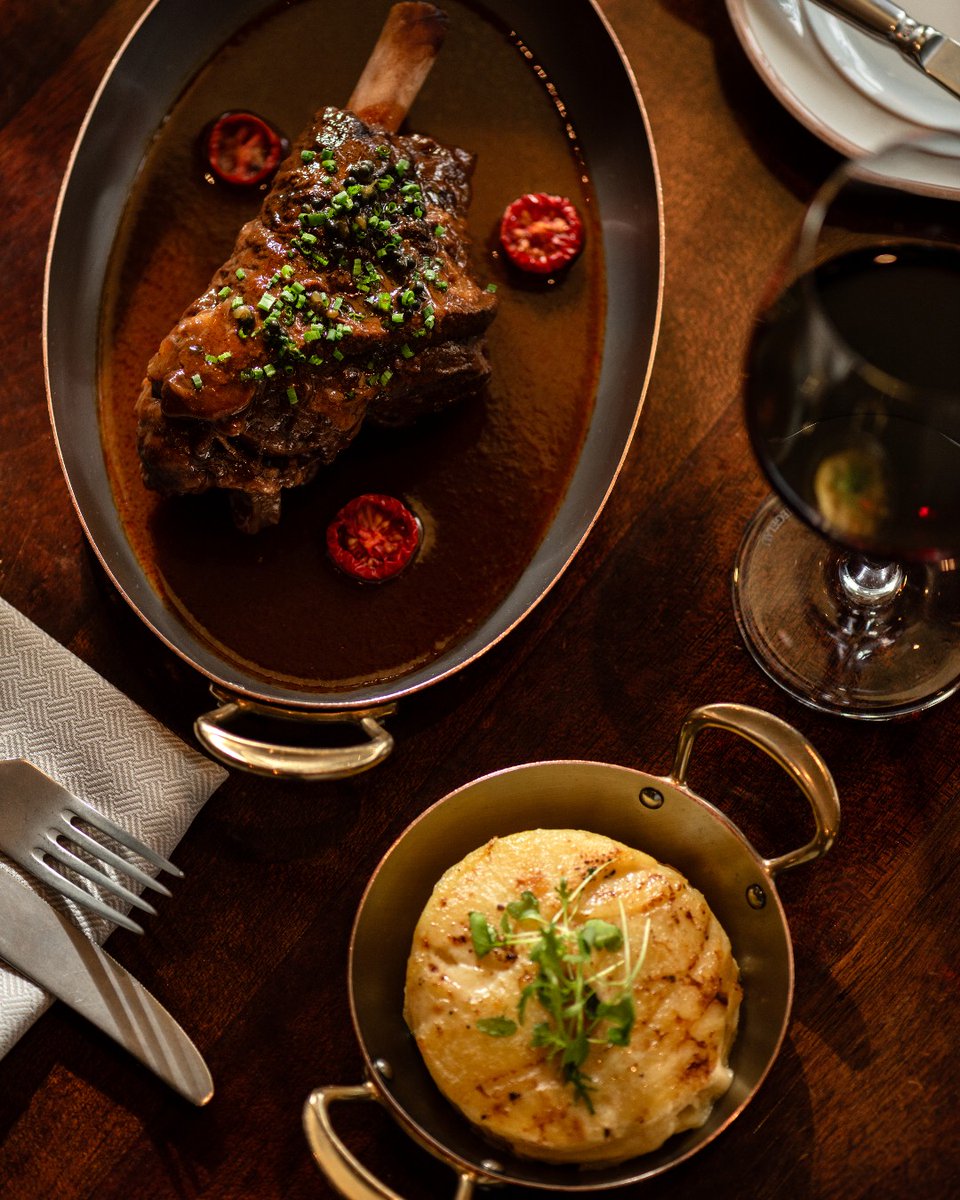 🍂 Embrace the season at our French brasserie, @kollazsbudapest! Our latest menu brings you the coziest late-autumn and early-winter flavors like the melt-in-your-mouth slow-cooked lamb shank with creamy potato, the Gratin Dauphinois. #KollazsBudapest #greshampalace #fsbudapest