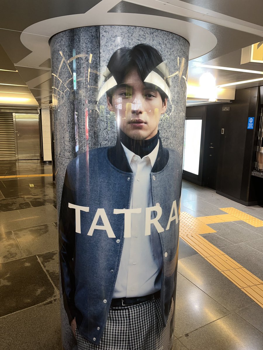 sota1993r2003's tweet image. 銀座駅の地下（日比谷線、銀座線付近）にTATRAS の広告で蒼ちゃんたくさんいたよ👀🌟
銀座のYKKの看板なくなっちゃって悲しかったけど、新しく見つけて幸せすぎ😮‍💨🩵
#TATRAS #福士蒼汰