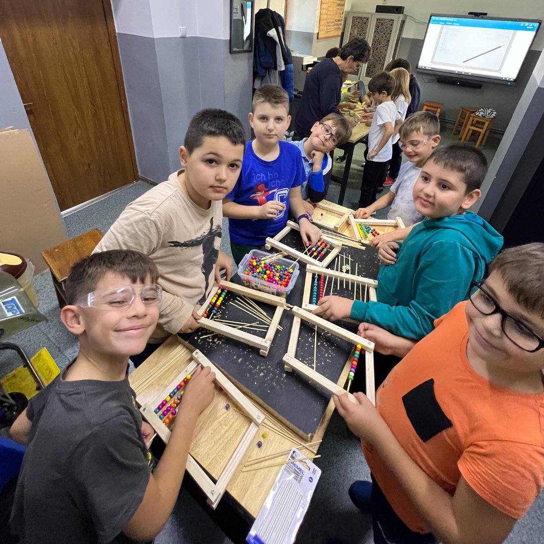 Adunări, scăderi și înmulțiri.. cu stil! ➕ 🧮  Bilele colorate dansează pe bețișoarele subțiri pentru a dezvălui secretele calculelor matematice la Clubul Copiilor din Horezu. 

Proiectul STEAM Clubs este finanțat de Romanian-American Foundation și Fundația Bosch România.